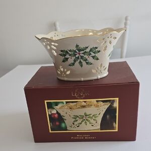 Lenox Holiday Pierced Basket Cutout Porcelain Holly Berry Gold Trim With Box
